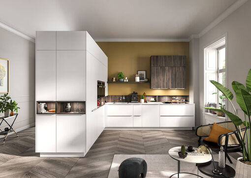 Cafébraune Elemente bilden interessante Kontraste, die intelligente Anordnung der Möbel ermöglicht entspanntes Kochen.