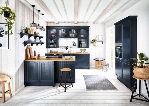 Besonders schön eingerahmt ist die Küche durch das helle Holz an Wänden, Decke und Boden. 
