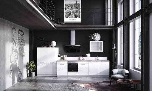 Diese weiße Küchenzeile wirkt durch den schwarzen Hintergrund cool und urban.